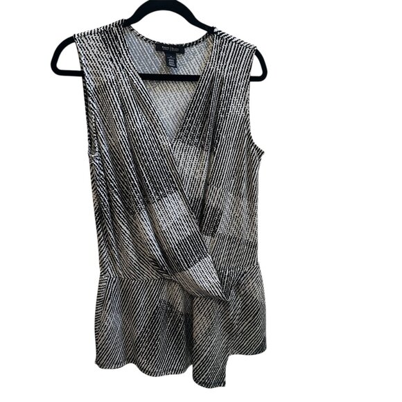White House Black Market Tops - White House Black Market Sleeveless Faux Wrap Black White Abstract Top Sz M